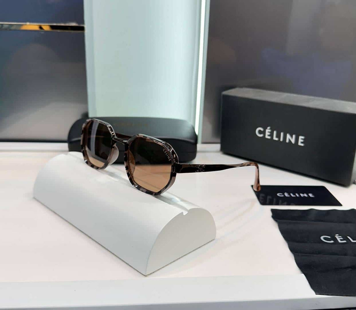 Celin e Tiger With Brown Luxury Shade 556