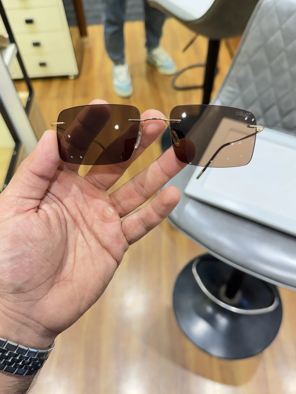 silhouette_0017_gold_brown 