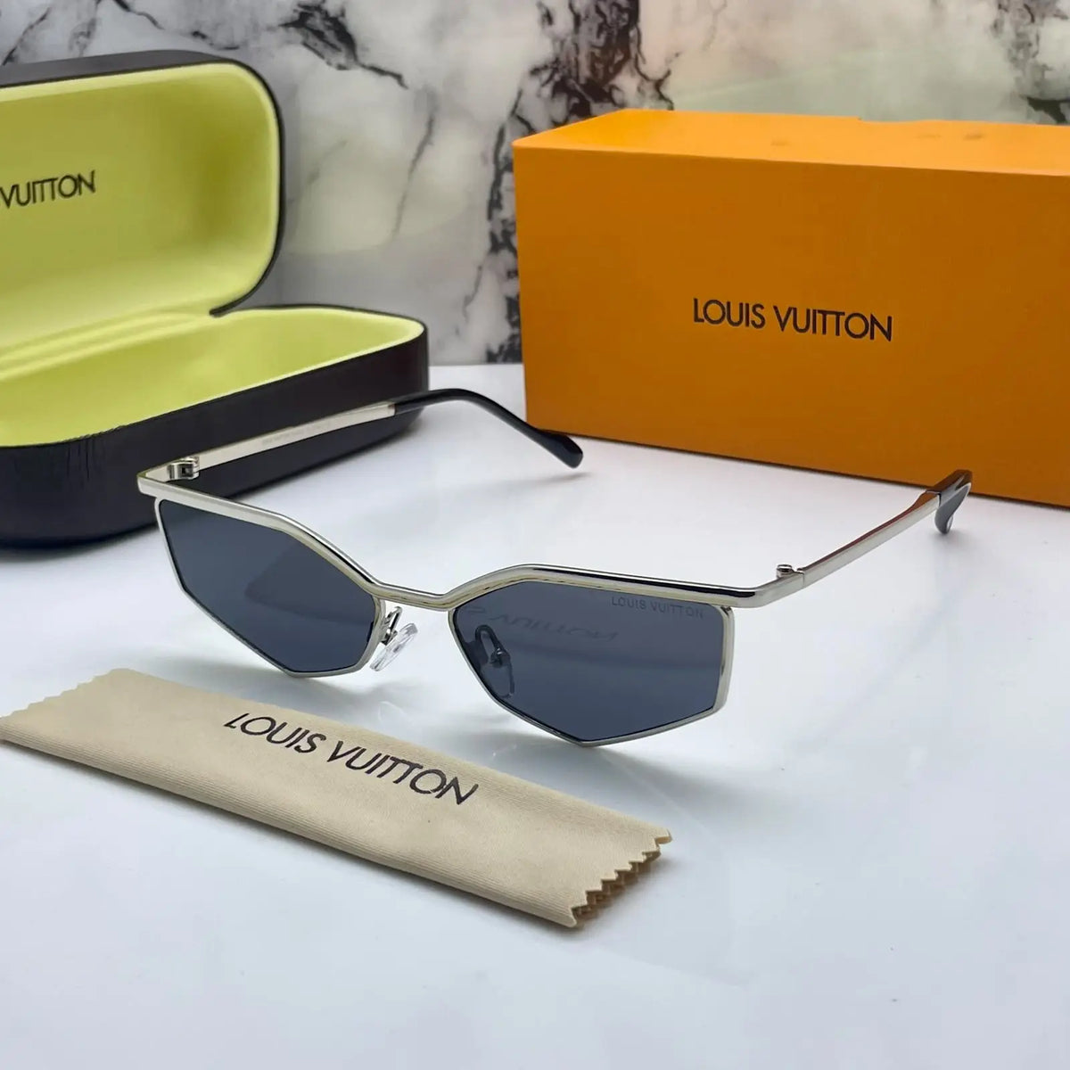 LOUIS VUITTION 3224 SILVER BLACK
