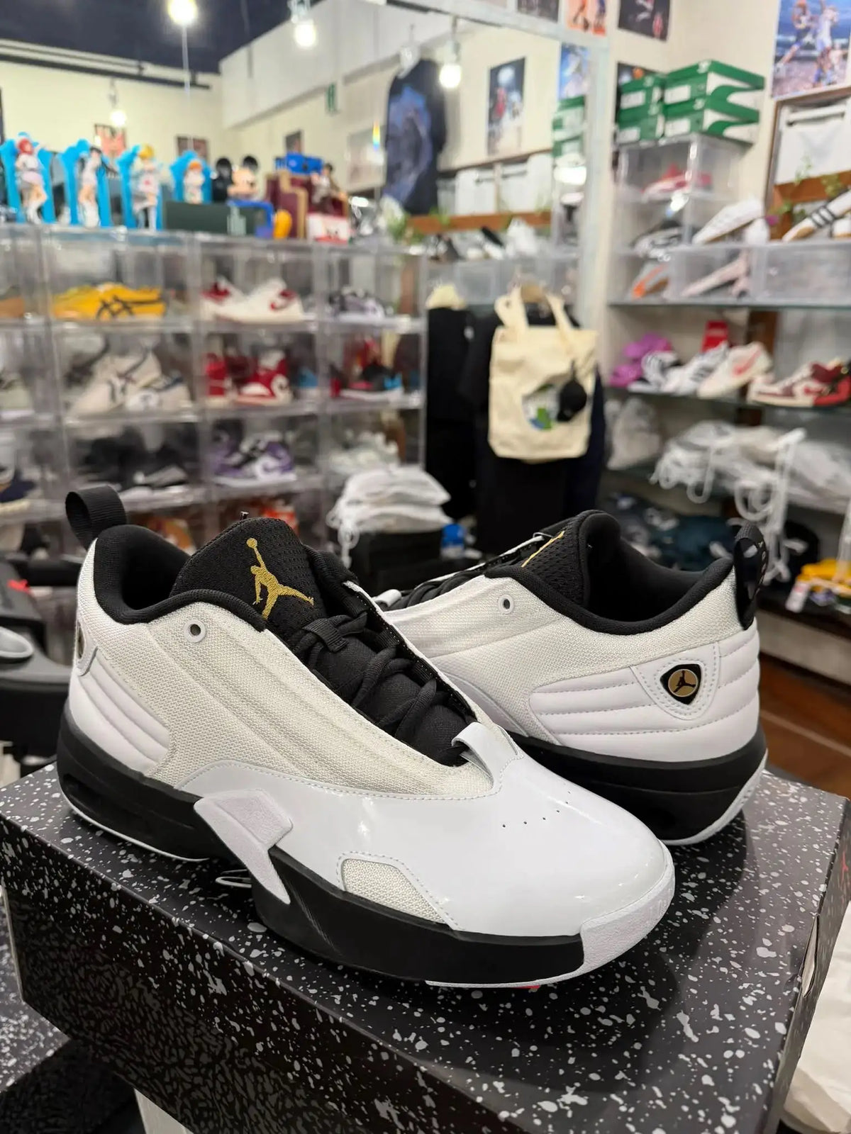 Jordan_Max Aura 6 White Black Gold